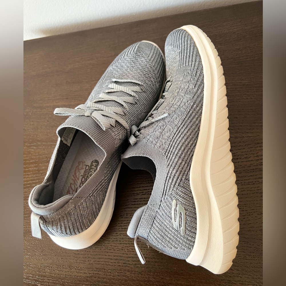 SKECHERS GRAY SLIP-ON SNEAKERS SIZE 9